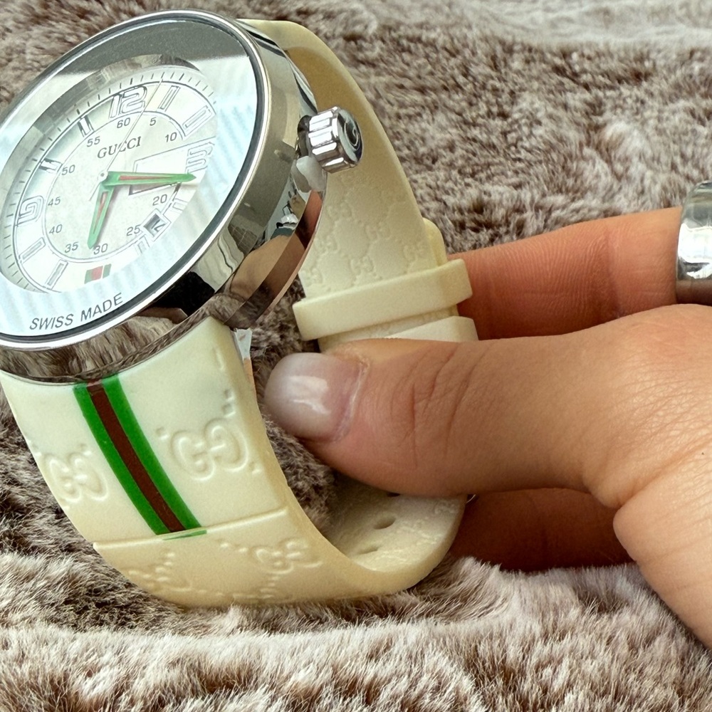 I- Gucci Pantcaon digital Swiss made Watch Ref 1142 white band - Picture 6 of 9